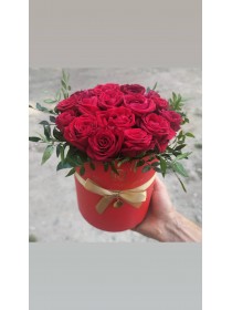 Красные розы в коробке "Престиж"
