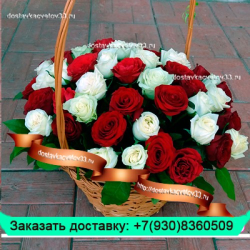 Букет из красных и белых роз в корзине "Время любви"