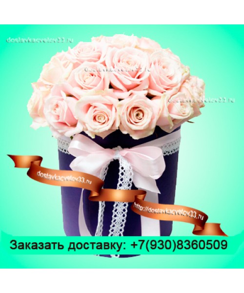 Нежно-розовые розы в шляпной коробке